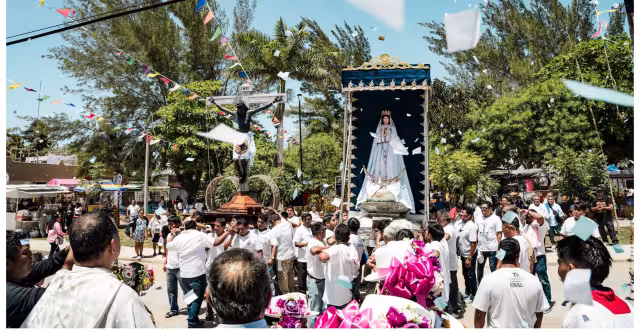 Feligreses de Sisal acompañan con emoción a la sagrada imagen proveniente de Tetiz en su visita anual