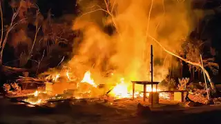 Fuego arrasa con tiendita en Región 15 de Tulum