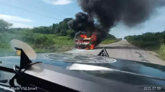 Se incendia unidad particular en Sac Xan, auxilian a conductor