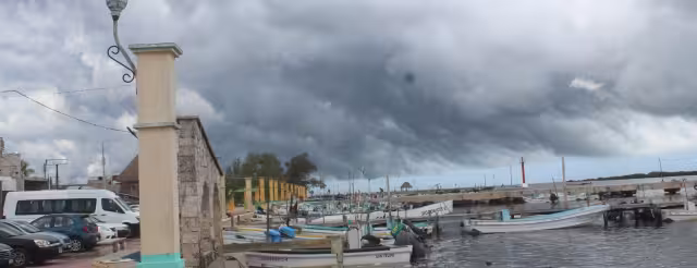 Hombres de mar deben mantenerse atentos a los informes del clima para poder salir a trabajar