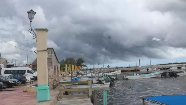 Hombres de mar deben mantenerse atentos a los informes del clima para poder salir a trabajar