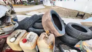 Bidones con aceite usado, llantas y demás basura fue tirada en el deportivo.