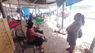 Familiares de pacientes dieron a conocer que pasan horas bajo el sol o hacinados en estructuras improvisadas donde hay sofás, sillas, incluso, hamacas