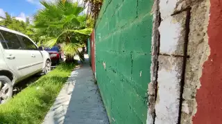 Progenitores señalaron que más de 300 menores estudian entre paredes cuarteadas, techos desgastados y sin agua potable