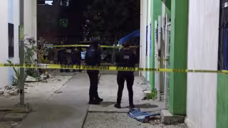 Elementos policiacos llegaron al lugar y resguardaron la escena del crimen.