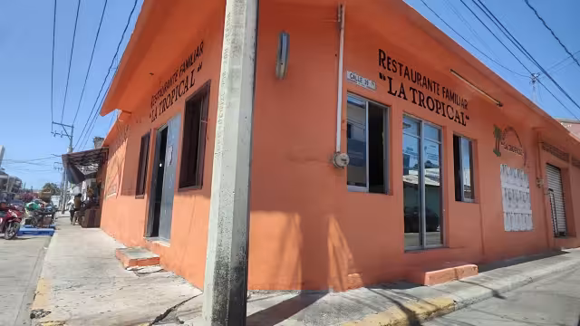 La prestadora de servicios sexuales ha operado afuera del bar "La Tropicana"