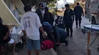 Un hombre sufrió una posible fractura en la pierna tras caer de una banqueta en La Presumida.