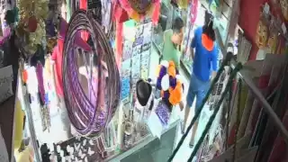 Los sujetos fueron captados por las cámaras de seguridad del negocio.