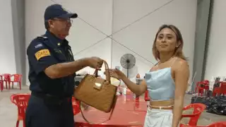 Mujer recuperó su bolso luego de haberlo extraviado en el Carnaval de Mérida