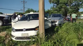 Taxista se estrella contra un poste en Felipe Carrillo Puerto