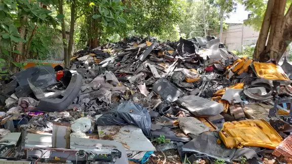 Los lotes baldíos son utilizados por los vecinos de Cancún para dejar sus desechos