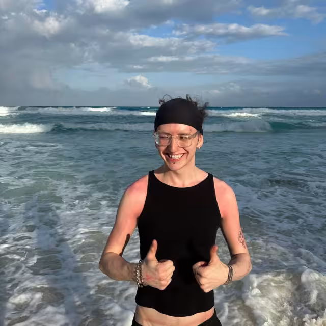 Alejandro el día que entró al mar para salvar a su amiga, según su madre.