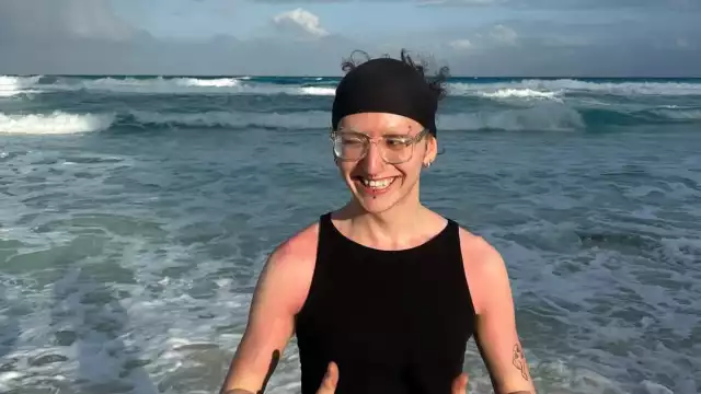 Alejandro el día que entró al mar para salvar a su amiga, según su madre.