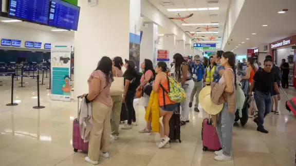 Pasajeros esperaron para abordar sus vuelos demorados