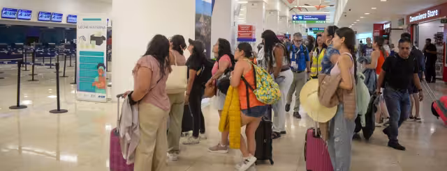 Pasajeros esperaron para abordar sus vuelos demorados