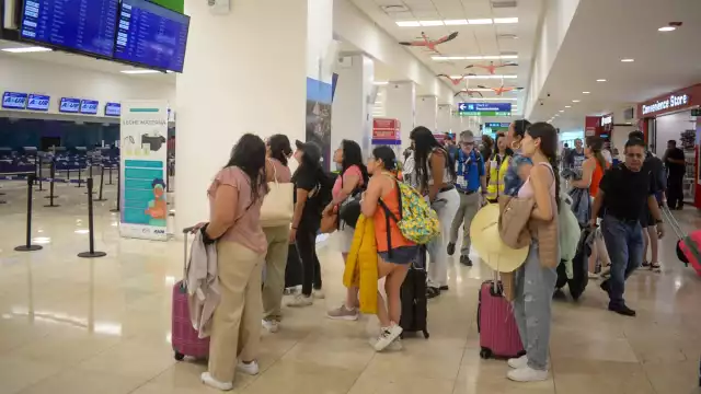 Pasajeros esperaron para abordar sus vuelos demorados