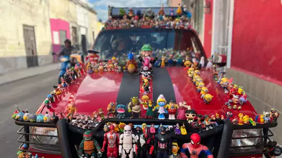 Al menos 400 figuras han sido colocadas sobre distintas partes de la camioneta, incluido el tablero y el volante Al menos 400 figuras han sido colocadas sobre distintas partes de la camioneta, incluido el tablero y el volante