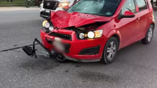 La mujer se transportaba a bordo de un scooter y al parecer no se fijó al momento de cruzar