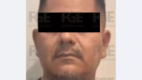 Entre las pertenencias del detenido, están un teléfono celular, dinero en efectivo, preservativos y material sólido de color blanco, parecido al crack