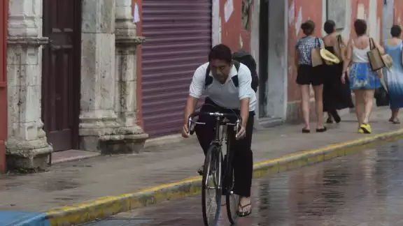 Se registrarán lluvias de intensidad moderada y fuerte. También se esperan actividad eléctrica y rachas de viento