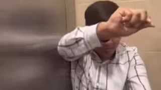 El joven luce espantado en el video y pide ayuda en todo momento.