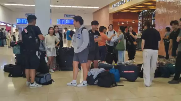 Pasajeros tuvieron que esperar a ser reubicados Pasajeros tuvieron que esperar a ser reubicados