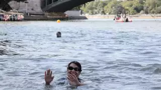 La alcaldesa en las aguas del Río Sena