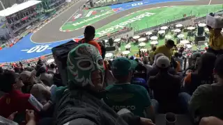 George Russell se pone máscara de luchador y se cuela en las gradas del Estadio GNP en el GP México