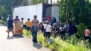 Rapiñan camión cargado de electrodomésticos tras aparatoso accidente en la autopista Mérida-Cancún