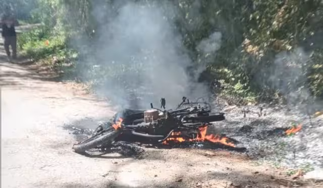 Motocicleta consumida por el fuego; ocupantes ilesos