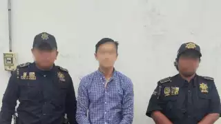 Además del arma se le aseguró una camioneta de color blanco en la que habría llegado al lugar