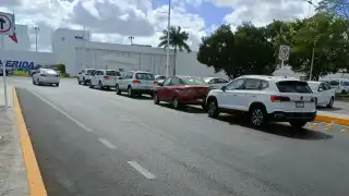 Se forman largas filas de autos en el aeropuerto de Mérida en horas pico