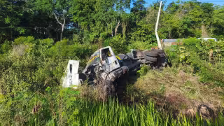 Vuelca pipa cargada con casi 20 mil litros de diésel en la carretera Mérida-Chetumal