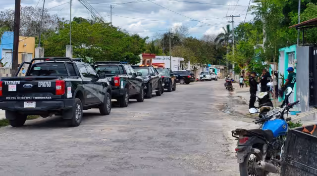 A falta de noticias de un abuelito, vecinos entran a su casa y lo encuentran colgado en un árbol