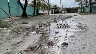 Trabajos inconclusos: Zona turística de Puerto Morelos reporta baches y falta de pozos de absorción