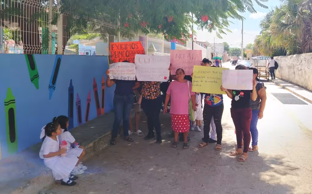 Padres protestan en kínder de Tenabo: 16 niños inician clases sin maestra