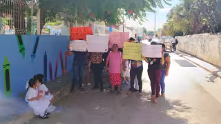Padres protestan en kínder de Tenabo; 16 alumnos se quedan sin maestra