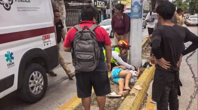 La menos de edad fue atendida por paramédicos que llegaron al lugar.
