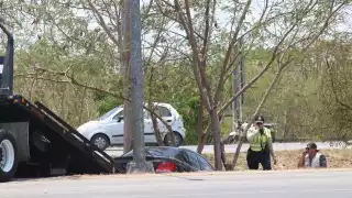 Conductora termina dentro de una hondonada en el Periférico de Mérida