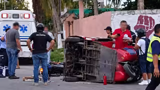 El mototaxi terminó volcado tras el accidente.