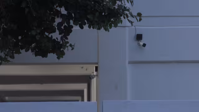 En los alrededores se han registrado problemas con pandillas y drogas, por lo que los padres de familia cooperaron para la medida