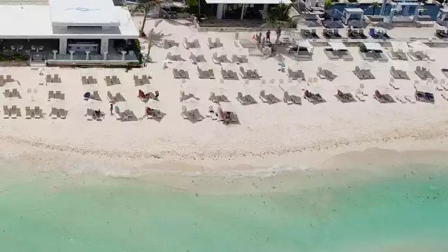 Tal parece que Playa Mamitas quedará en una postal, ya que ante las fuertes lluvias el mar se ha comido lo que apenas hace unas semanas se recordaba como un punto icónico de Playa del Carmen