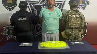 A  Omar “N”, se le aseguró una mochila, 68 bolsitas tipo ziploc con el vegetal y un teléfono celular