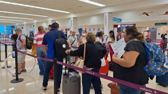 Pasajeros esperaron para ser atendidos por personal de las aerolíneas