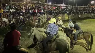 Corrida de Promesas en Cansahcab deja caballos heridos y jinetes en el suelo 