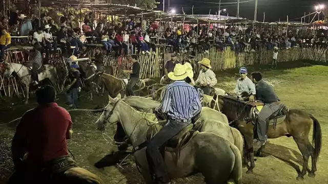 Corrida de Promesas deja como saldo varios caballos heridos, así como jinetes caídos en el fango