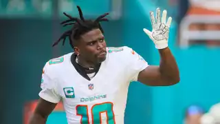 Tyreek Hill, de los Miami Dolphins, detenido por presunta violación de tránsito antes de partido inaugural 