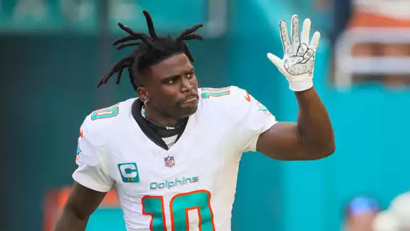 Tyreek Hill fue captado mientras era arrestado