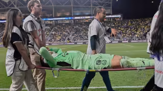 Malagón tras salir del terreno de juego por lesión.