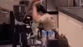 La empleada también aventó el mobiliario de la cafetería.